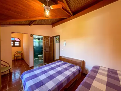 Casa - Sobrado com 4 quartos (sendo 1 suite(s)) a 0,00 metros praia.