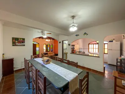 Casa - Sobrado com 4 quartos (sendo 1 suite(s)) a 0,00 metros praia.