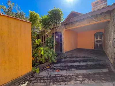 Casa - Sobrado com 4 quartos (sendo 1 suite(s)) a 0,00 metros praia.