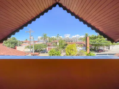 Casa - Sobrado com 4 quartos (sendo 1 suite(s)) a 0,00 metros praia.