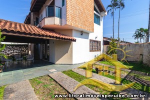 Casa - Assobradada com 3 dormitórios (sendo 2 suite(s)) a 0,00 metros praia.