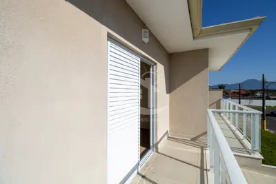 Casa - Sobrado com 5 dormitórios (sendo 2 suite(s)) a 1100,00 metros praia.