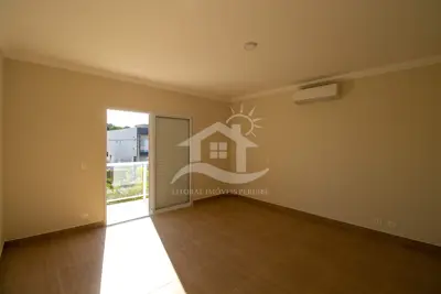 Casa - Sobrado com 5 dormitórios (sendo 2 suite(s)) a 1100,00 metros praia.