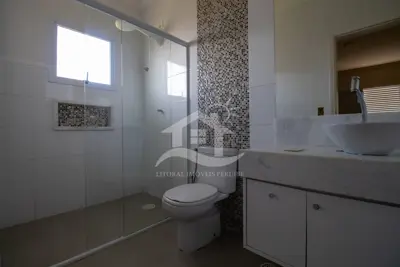 Casa - Sobrado com 5 dormitórios (sendo 2 suite(s)) a 1100,00 metros praia.