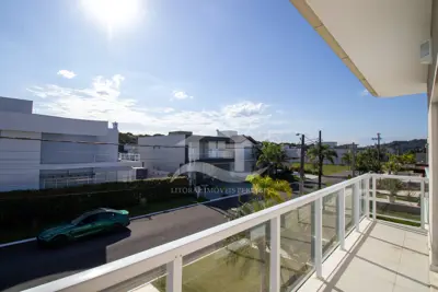 Casa - Sobrado com 5 dormitórios (sendo 2 suite(s)) a 1100,00 metros praia.