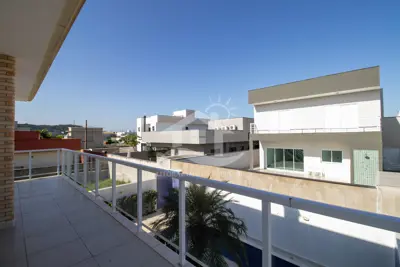 Casa - Sobrado com 5 dormitórios (sendo 2 suite(s)) a 1100,00 metros praia.