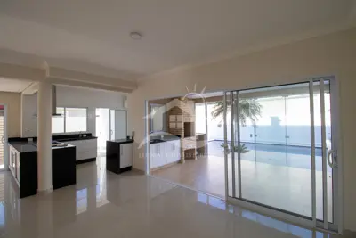 Casa - Sobrado com 5 dormitórios (sendo 2 suite(s)) a 1100,00 metros praia.