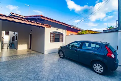 Casa - Térrea com 2 dormitórios (sendo 1 suite(s)) a 1200,00 metros praia.