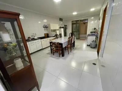 Casa - Térrea com 3 quartos (sendo 2 suite(s)) a 4000,00 metros praia.