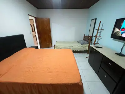 Casa - Térrea com 3 quartos (sendo 2 suite(s)) a 4000,00 metros praia.