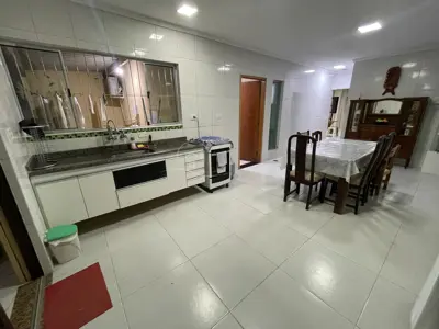 Casa - Térrea com 3 quartos (sendo 2 suite(s)) a 4000,00 metros praia.