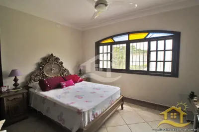 Casa - Assobradada com 4 dormitórios (sendo 4 suite(s)) a 50,00 metros praia.