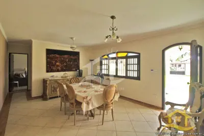 Casa - Assobradada com 4 dormitórios (sendo 4 suite(s)) a 50,00 metros praia.