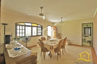 Casa - Assobradada com 4 dormitórios (sendo 4 suite(s)) a 50,00 metros praia.