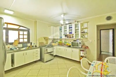 Casa - Assobradada com 4 dormitórios (sendo 4 suite(s)) a 50,00 metros praia.