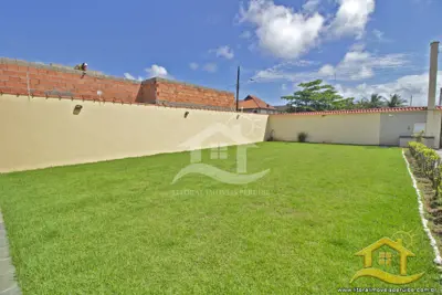 Casa - Assobradada com 4 dormitórios (sendo 4 suite(s)) a 50,00 metros praia.