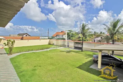 Casa - Assobradada com 4 dormitórios (sendo 4 suite(s)) a 50,00 metros praia.