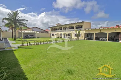 Casa - Assobradada com 4 dormitórios (sendo 4 suite(s)) a 50,00 metros praia.
