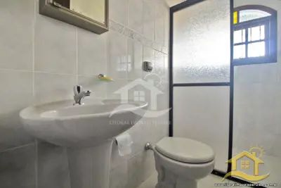 Casa - Assobradada com 4 dormitórios (sendo 4 suite(s)) a 50,00 metros praia.