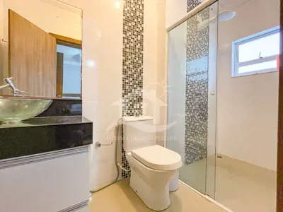 Casa - Térrea com 4 dormitórios (sendo 4 suite(s)) a 100,00 metros praia.
