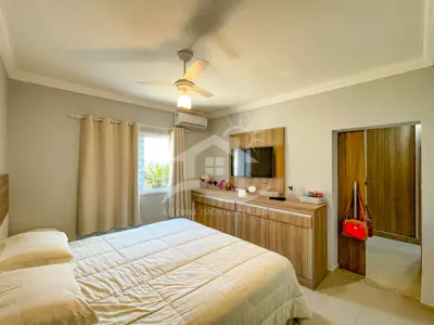 Casa - Térrea com 4 dormitórios (sendo 4 suite(s)) a 100,00 metros praia.