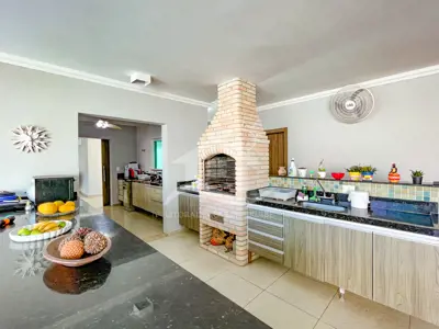 Casa - Térrea com 4 dormitórios (sendo 4 suite(s)) a 100,00 metros praia.