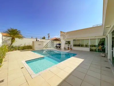 Casa - Térrea com 4 dormitórios (sendo 4 suite(s)) a 100,00 metros praia.
