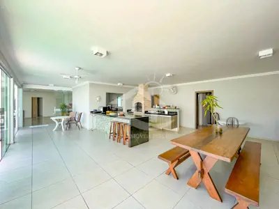Casa - Térrea com 4 dormitórios (sendo 4 suite(s)) a 100,00 metros praia.