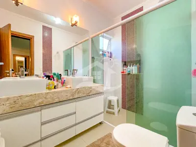 Casa - Térrea com 4 dormitórios (sendo 4 suite(s)) a 100,00 metros praia.