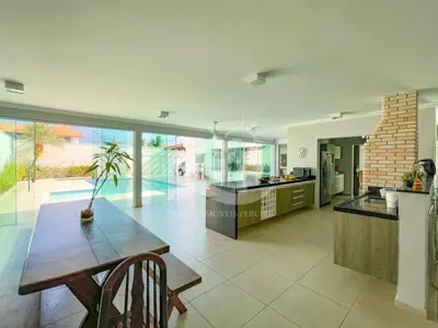 Casa - Térrea com 4 dormitórios (sendo 4 suite(s)) a 100,00 metros praia.