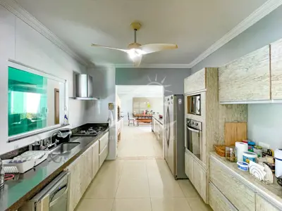 Casa - Térrea com 4 dormitórios (sendo 4 suite(s)) a 100,00 metros praia.