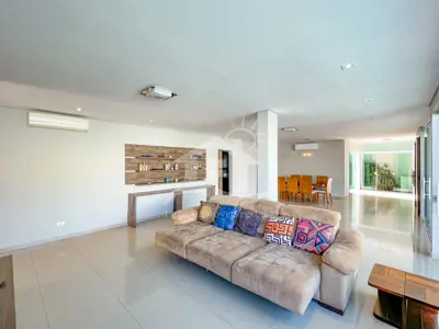Casa - Térrea com 4 dormitórios (sendo 4 suite(s)) a 100,00 metros praia.