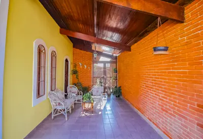 Casa - Térrea com 3 quartos (sendo 1 suite(s)) a 400,00 metros praia.