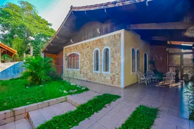 Casa - Térrea com 3 quartos (sendo 1 suite(s)) a 400,00 metros praia.