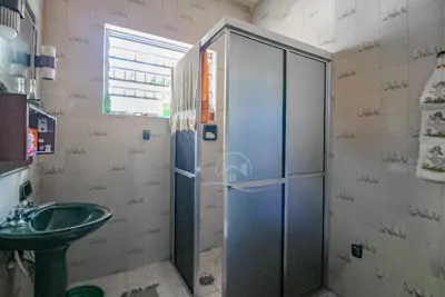 Casa - Térrea com 3 quartos (sendo 1 suite(s)) a 400,00 metros praia.