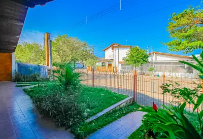 Casa - Térrea com 3 quartos (sendo 1 suite(s)) a 400,00 metros praia.