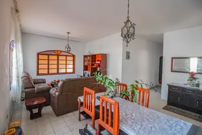 Casa - Térrea com 3 quartos (sendo 1 suite(s)) a 400,00 metros praia.