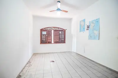 Casa - Térrea com 3 quartos (sendo 1 suite(s)) a 400,00 metros praia.