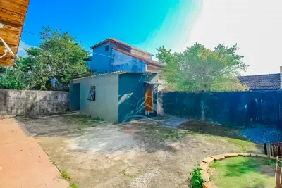 Casa - Térrea com 3 quartos (sendo 1 suite(s)) a 400,00 metros praia.