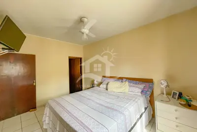 Casa - Térrea com Edícula com 3 dormitórios (sendo 1 suite(s)) a 600,00 metros praia.