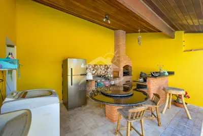 Casa - Térrea com Edícula com 3 dormitórios (sendo 1 suite(s)) a 600,00 metros praia.