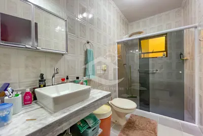 Casa - Térrea com Edícula com 3 dormitórios (sendo 1 suite(s)) a 600,00 metros praia.
