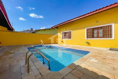 Casa - Térrea com Edícula com 3 dormitórios (sendo 1 suite(s)) a 600,00 metros praia.