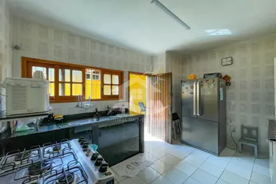 Casa - Térrea com Edícula com 3 dormitórios (sendo 1 suite(s)) a 600,00 metros praia.