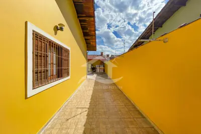Casa - Térrea com Edícula com 3 dormitórios (sendo 1 suite(s)) a 600,00 metros praia.