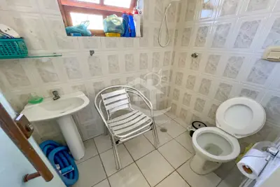 Casa - Térrea com Edícula com 3 dormitórios (sendo 1 suite(s)) a 600,00 metros praia.
