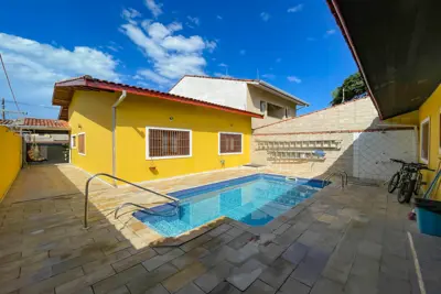 Casa - Térrea com Edícula com 3 dormitórios (sendo 1 suite(s)) a 600,00 metros praia.