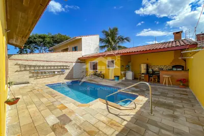 Casa - Térrea com Edícula com 3 dormitórios (sendo 1 suite(s)) a 600,00 metros praia.