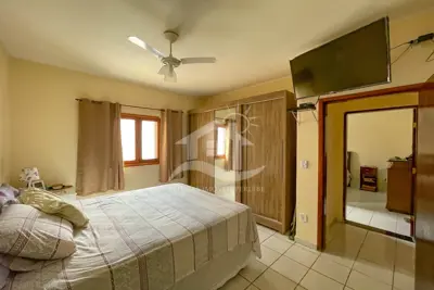 Casa - Térrea com Edícula com 3 dormitórios (sendo 1 suite(s)) a 600,00 metros praia.