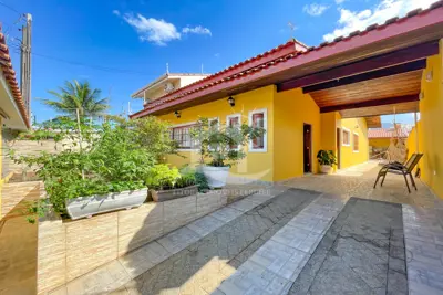 Casa - Térrea com Edícula com 3 dormitórios (sendo 1 suite(s)) a 600,00 metros praia.